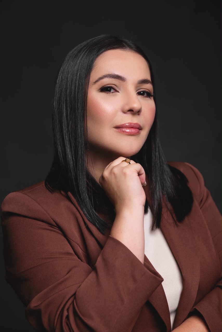 Dra. Marcella Barros em consulta